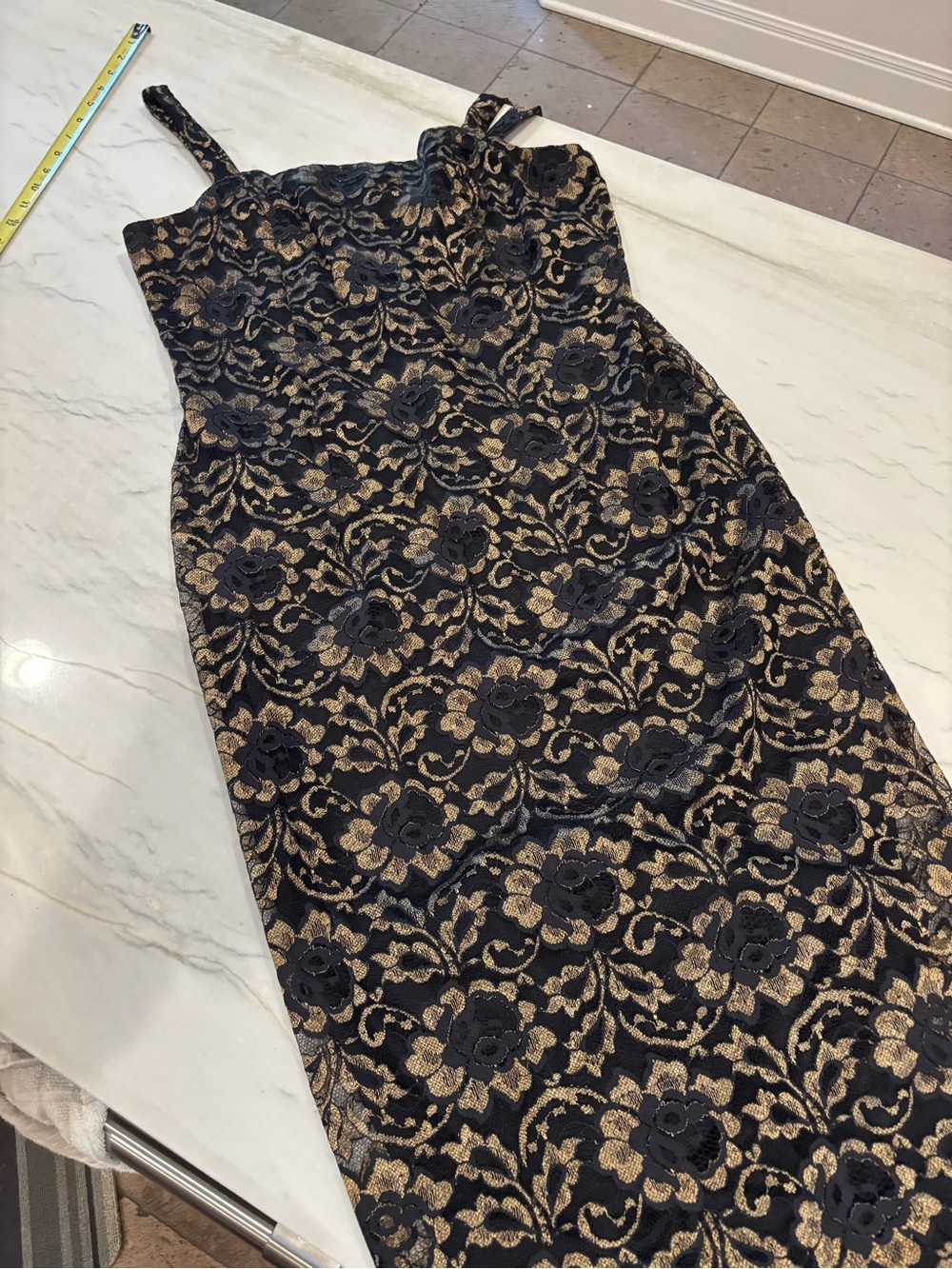 vNT Elegant Black and Gold Lace Sheath Dress